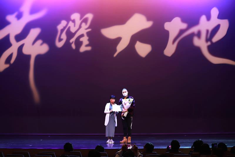 中華舞蹈學會榮譽理事長賴秀峰(左)與銅牌獎-黃騰生合影