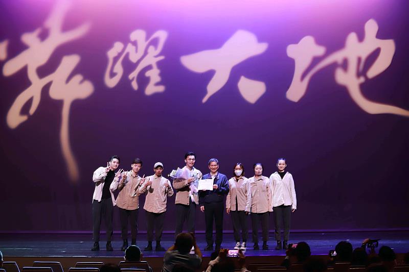 文化部長李永得(右4)與金牌獎-葉承融《崎路》團隊合影