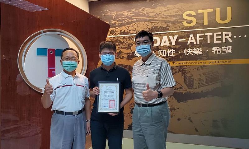 圖說：洪詮盛校友碩論獲獎後(中)特別利用假日返回母校報告喜訊並與師長合影(左／王木良、右／指導老師陳煌璽院長)