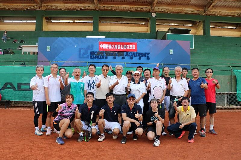 中國醫藥大學第七屆網球『校友盃』參賽校友合影。