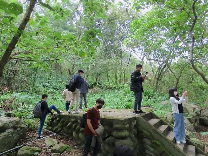 華文文學系學生考察神社遺跡