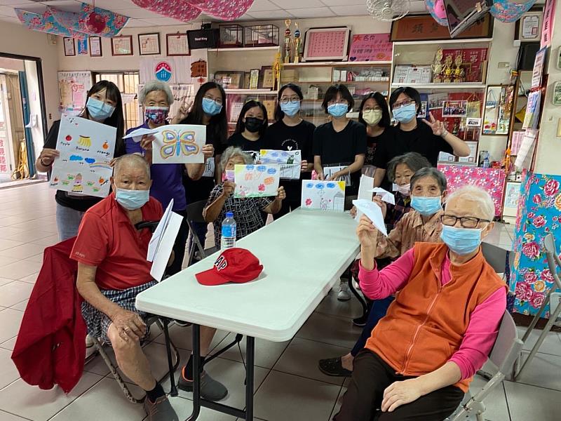 元培護理系師生以衛生護理學專業到香村社區陪伴長輩畫圖訓練記憶力
