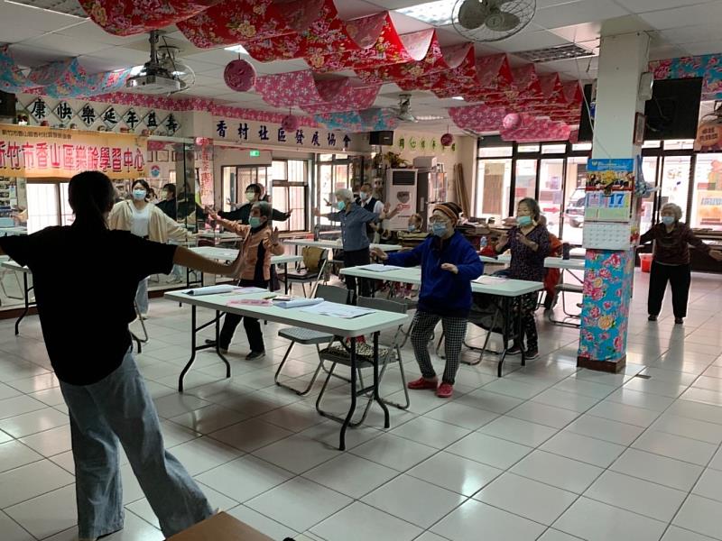 元培護理系師生到香村社區陪伴長輩運動訓練肌力