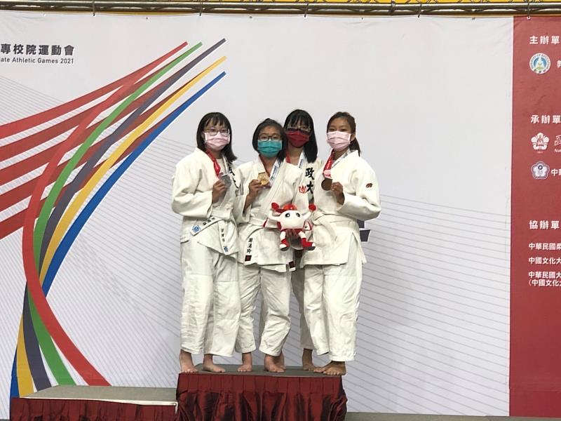 謝湄玲(左2)參與一般女生組第一級榮獲冠軍