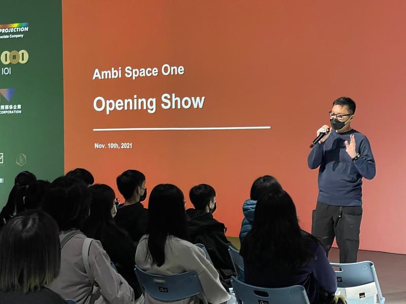 劉耕名導演向同學說明雙融域”Ambi Space One”主題光影動態秀