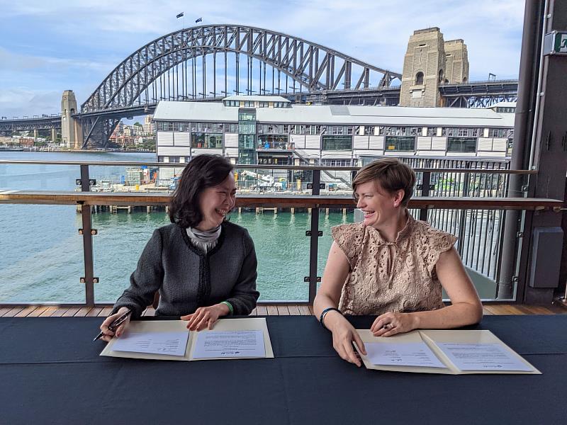 駐雪梨辦事處長范惠君（左）代表文化部與雪梨雙年展執行長芭芭拉•摩爾（Barbara_Moore）昨（22）日在雪梨沃許灣藝文特區（Walsh_Bay_Arts_Precinct）簽署合作協議。