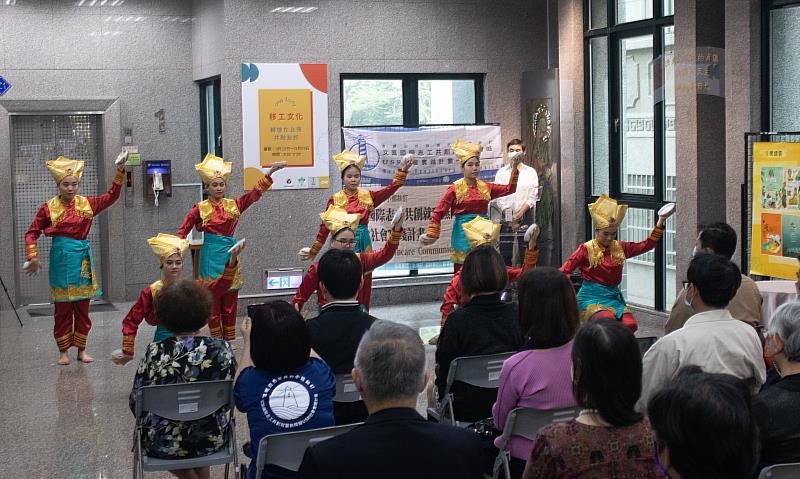 印尼學生於攝影展開幕式，表演印尼傳統舞蹈Tari Piring「板舞」。