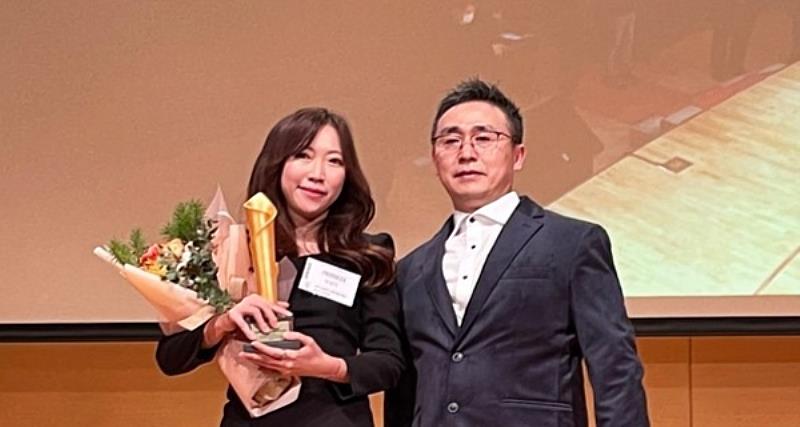 蔡銘益助理教授榮獲韓國「2021年自由國際電影節」最佳導演獎，因疫情影響，由旅居首爾的黎筱文小姐代表領獎。