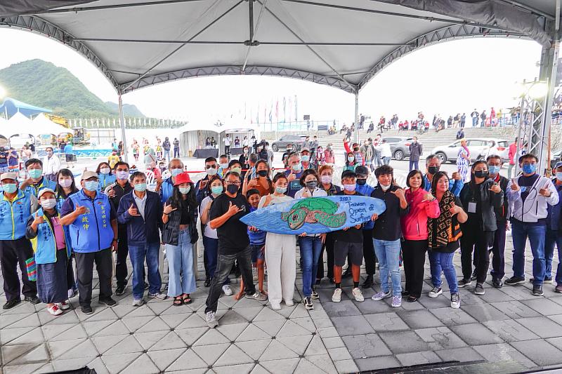 2021臺灣國際衝浪公開賽24日正式敲響開賽鐘 超過200 餘名全臺浪人齊聚金樽浪尖爭雄
