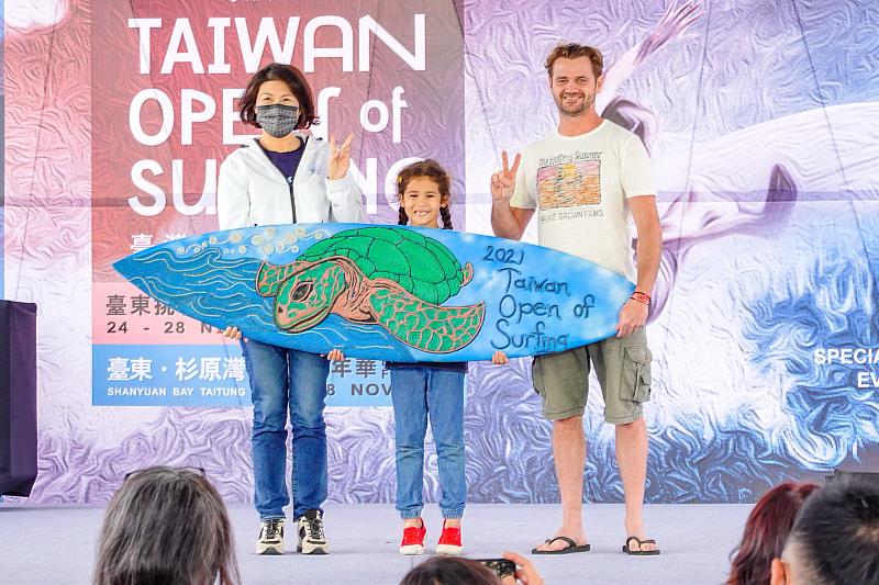 2021臺灣國際衝浪公開賽24日正式敲響開賽鐘 超過200 餘名全臺浪人齊聚金樽浪尖爭雄