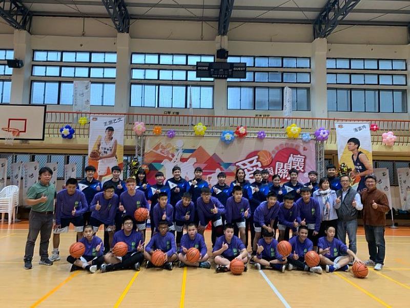 中華電信女籃24日來到宜蘭壯圍國中籃球交流，和壯圍國中籃球隊合影