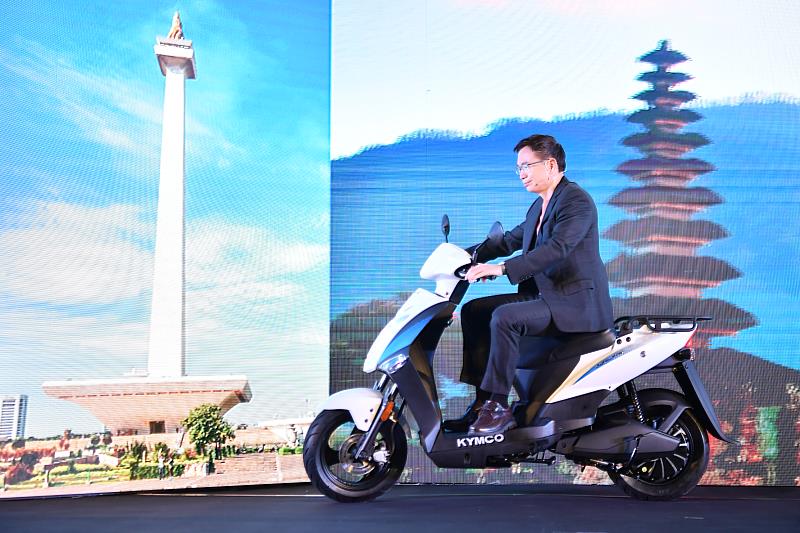 【圖3】貿協董事長黃志芳騎著光陽機車的電動機車開場，為2021印尼臺灣形象展揭開序幕。