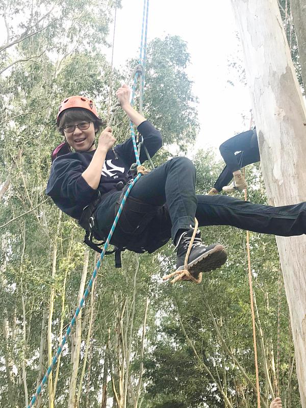 南華大學建景系舉辦攀樹體驗活動，學生踴躍參與探索大自然。