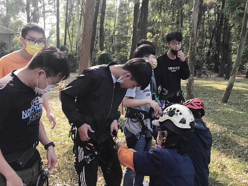 南華大學建景系舉辦攀樹體驗活動，邀請攀樹師提供專業指導。