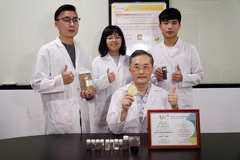 大葉大學工學院院長李清華(前)的廢鉭電容回收技術，獲發明競賽金牌