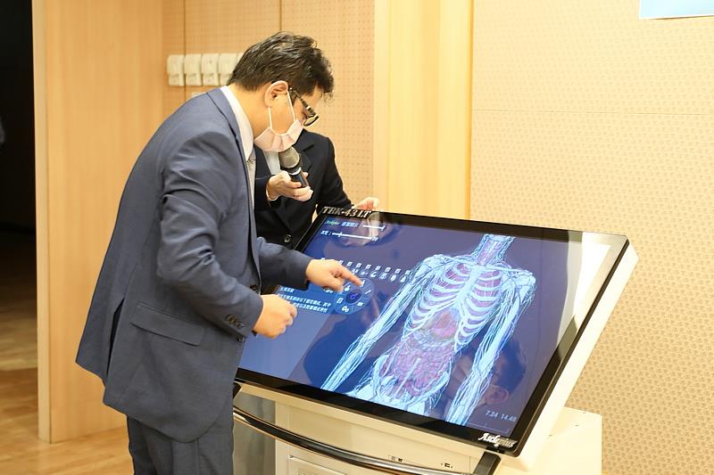 王民良執行長示範使用1/2大小的觸控解剖軟體平臺。