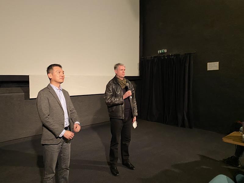 文化部駐英文化組長陳斌全（左）及策展人裴開瑞（Chris Berry）教授