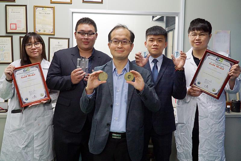 大葉大學電機系主任黃俊杰(中)帶領學生參加IIIC國際創新發明競賽，獲得兩金牌