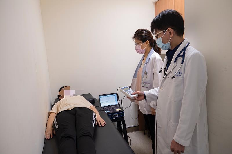 病人平躺15分鐘接受皮膚交感神經活性測量，可快速了解自律神經是否失調。