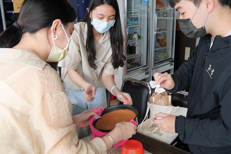 海大食科系學生落實學習實踐使用在地食材製作無麩質山藥米蛋糕