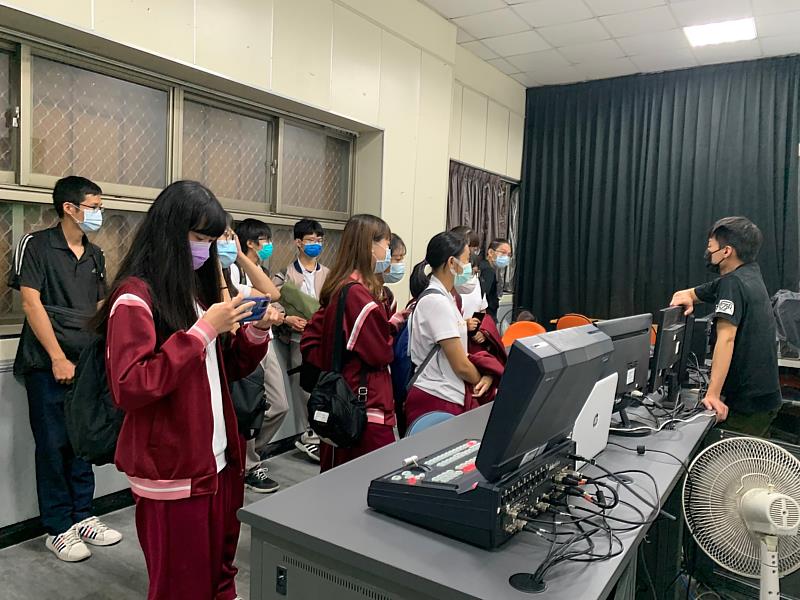 長榮高中設計群老師帶領學生一同體驗公廣系虛擬棚教學設備