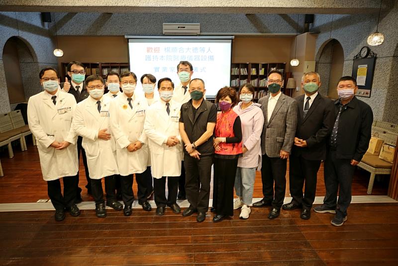花蓮慈院院長林欣榮與醫療團隊頒發感謝狀，感謝高雄實業家團隊的護持。