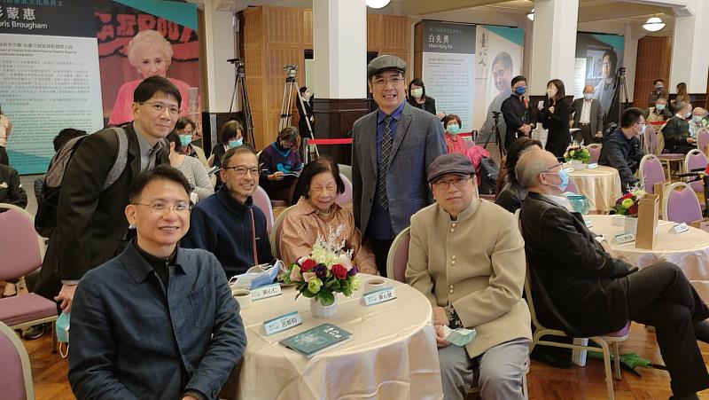 客傳會董事長陳邦畛（右站立者）恭喜客傳會董事黃心健（右一）獲得第25屆臺北文化獎。