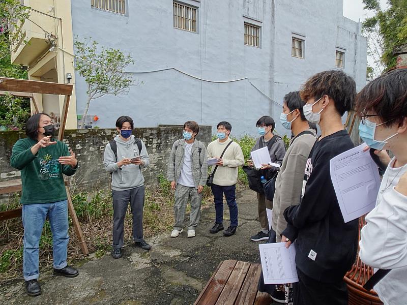 課程助教福永右真同學是元智大四的日籍學生（左），中、日文流利，為同學翻譯