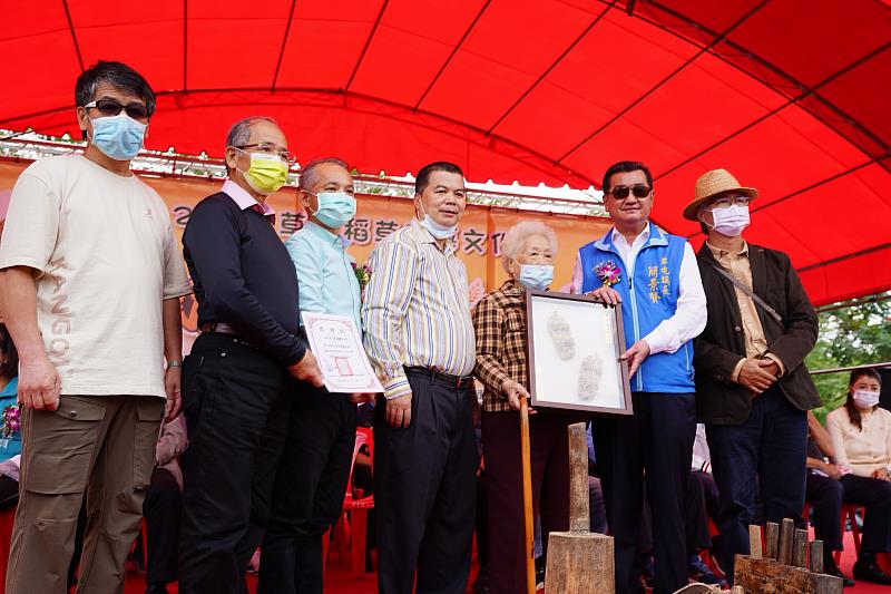 工藝中心主任張仁吉(左三)參與稻草文化節打草鞋工具捐贈儀式