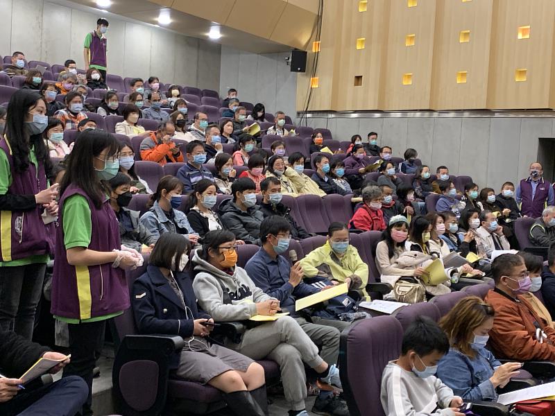 學生家長於會中提出問題