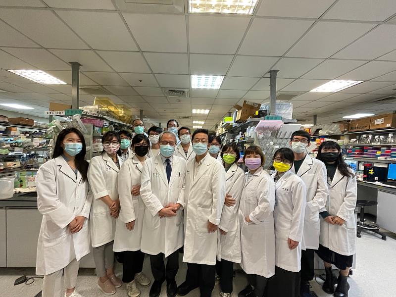 中國醫藥大學附設醫院器官移植中心榮譽院長鄭隆賓教授帶領的幹細胞科研團隊.