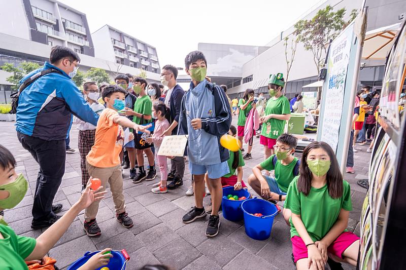 2021根與芽動物嘉年華，各校師生分別進行台灣保育類生物解說及闖關遊戲。
