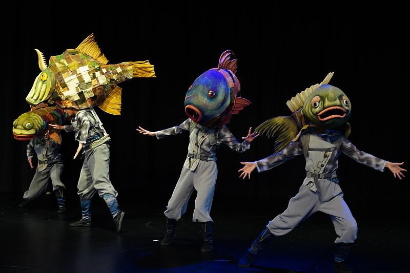 無獨有偶工作室劇團的奇珍魚類與海怪悠遊全場，帶來十足動感趣味，大、小朋友都目不轉睛。