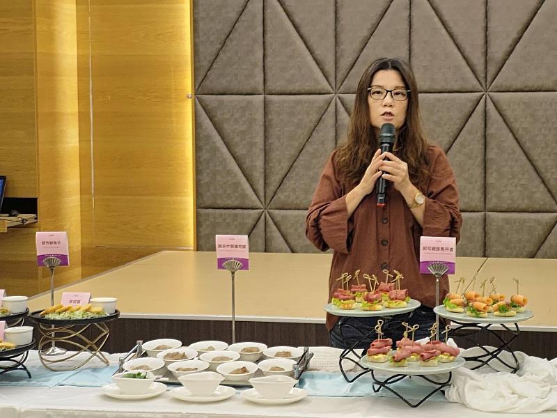 2021捷克在屏東 縣民公園設宴款待各國佳賓  泰國蝦、牛蒡、洋蔥端上桌 滿滿屏東味暖暖人情味