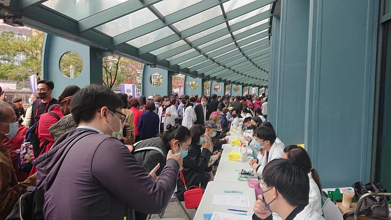 元培視光系師生在台北獅子會公益活動中為民眾免費視力檢測廣受歡迎