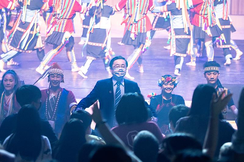 國立東華大學原住民民族學院舞團邀請趙涵㨗校長與台下觀眾共舞互動