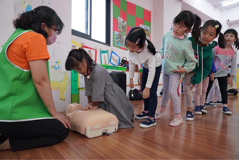 小朋友排隊練習如何正確CPR
