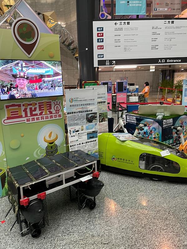 2021臺灣能潔能科技創意展，東華大學能源科技中心則以綠能AIoT海上智能掃地機器人作為海汙與海廢清除之應用利器