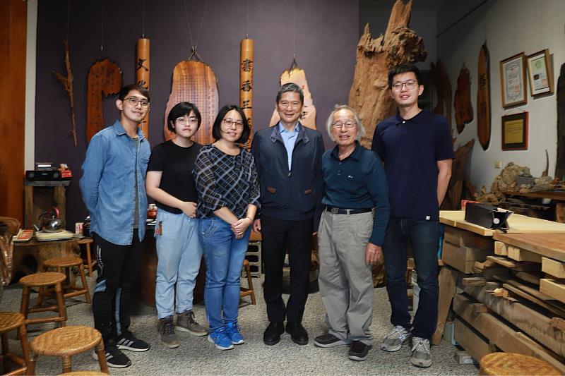 文化部長李永得（右3）及「傳統木雕」保存者施鎮洋（右2）與藝生蔡維仁（右1）、施懿紋（左3）、許雅琪（左2）、王又陞（左1）合影