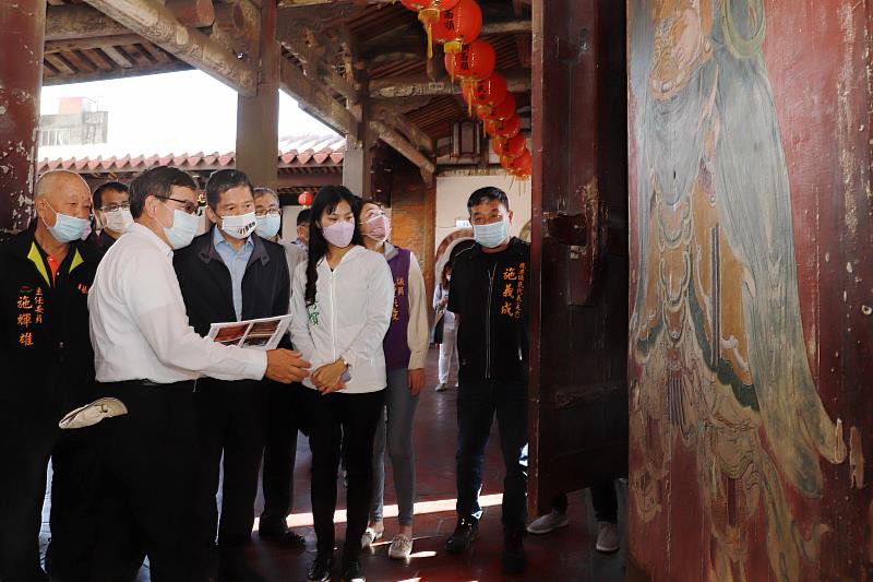 文化部長李永得（左3）及立法委員陳秀寳（左4）訪視鹿港龍山寺