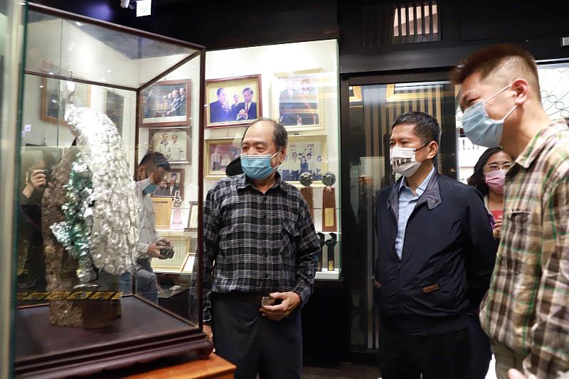文化部長李永得（中）拜會重要傳統工藝「錫工藝」保存者陳萬能（左）