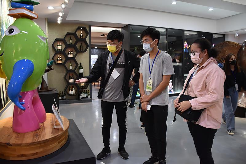 南華大學至雷科股份有限公司參訪，參觀鄭再興董事長收藏多年的藝術品。