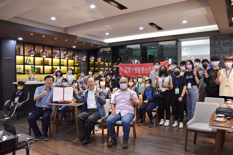 南華大學與雷科股份有限公司簽署產學合作意向書，由林辰璋副校長(第一排中)與鄭再興董事長(第一排左)代表簽署。