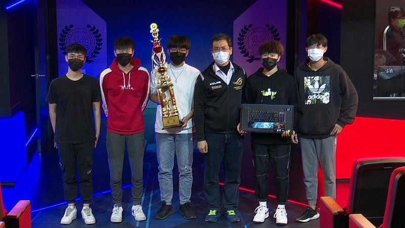 圖說二：獲「弘光盃」冠軍的STU隊選手合影(左起莊子呈、蔡綜顥、柯伯勳、主辦單位長官、鍾秉宸、李炫逸)