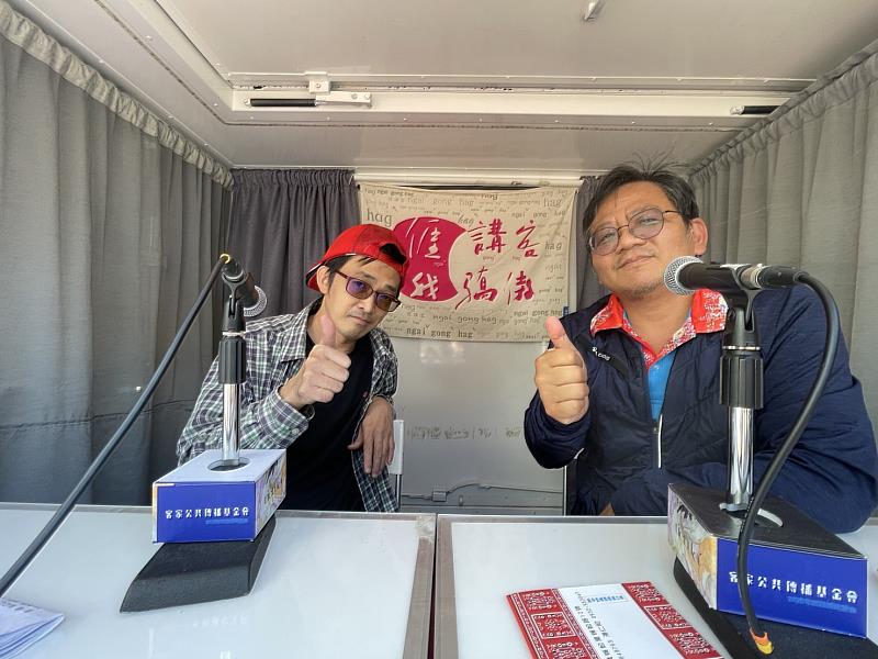 講客廣播電臺主持人邱文偉，訪問　「戲偶子劇團」邱豐榮(左)。