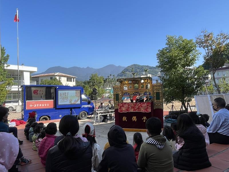 《走標，阿勇牯》全國首播演出，吸引許多大朋友小朋友一起觀看。