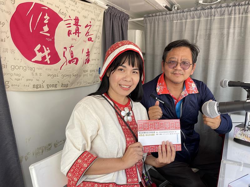 講客廣播電臺主持人邱文偉，訪問葛哈巫族前總幹事及國立暨南大學水沙連人社中心協力治理組專任助理潘寶鳳(左)。