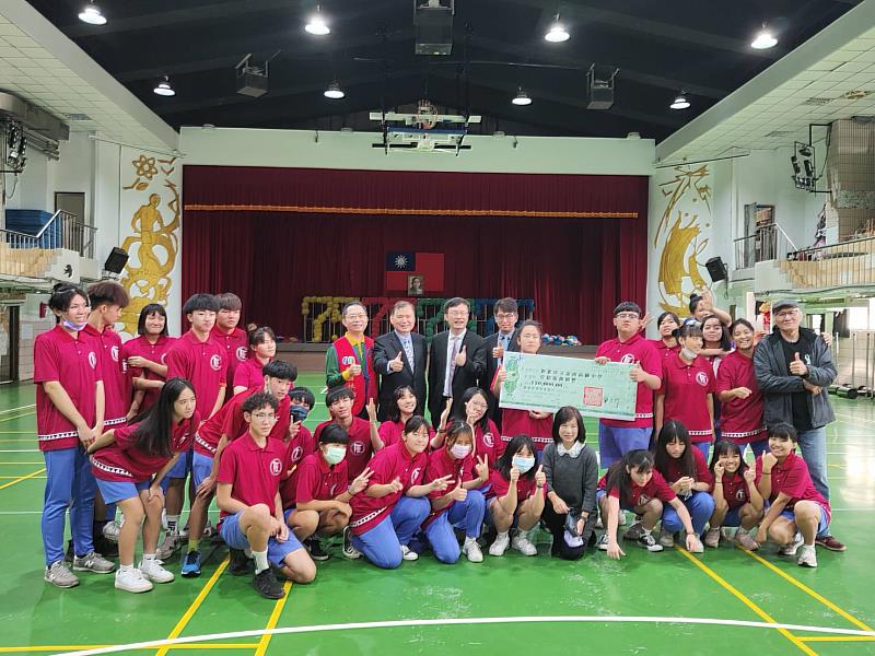 2021/11/29台灣知識庫邱昌其董事長與台北雙園扶輪社鄭力行社長至新北市金山高中原住民班級捐赠15萬元公益基金，並與新北教育局張明文局長、金山高中賴來展校長、學生共同留影。