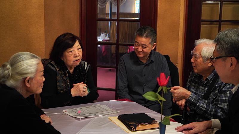 陳明律教授(左一)、席慕德教授(左二)、廖年賦教授(右二)及國臺交劉玄詠團長(右一)憶談於省交時光點滴