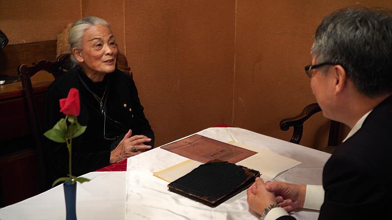 陳明律教授(左)捐贈曾任職省交期間等珍貴歷史資料捐贈給國臺交，由團長劉玄詠親自接受